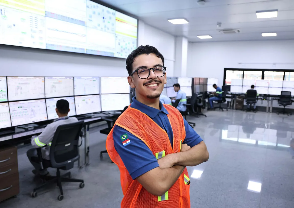 Profissional da Inpasa na sala de controle industrial