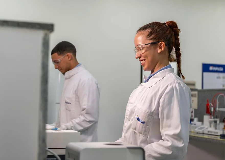 Profissionais da Inpasa no laboratório